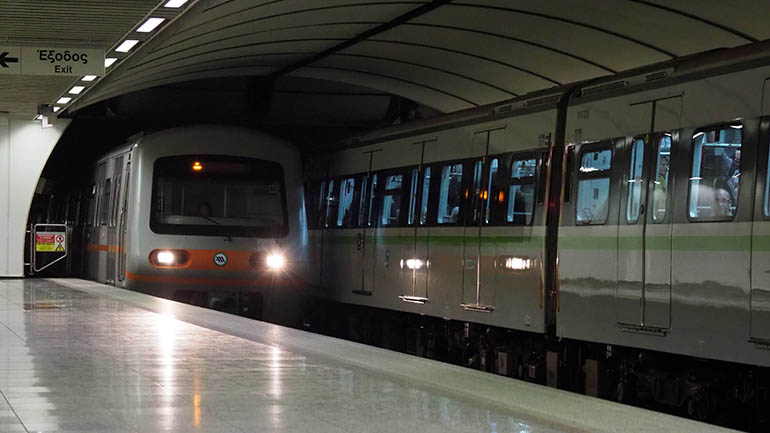 Άνθρωπος έπεσε στις ράγες του Μετρό στη στάση του Ευαγγελισμού